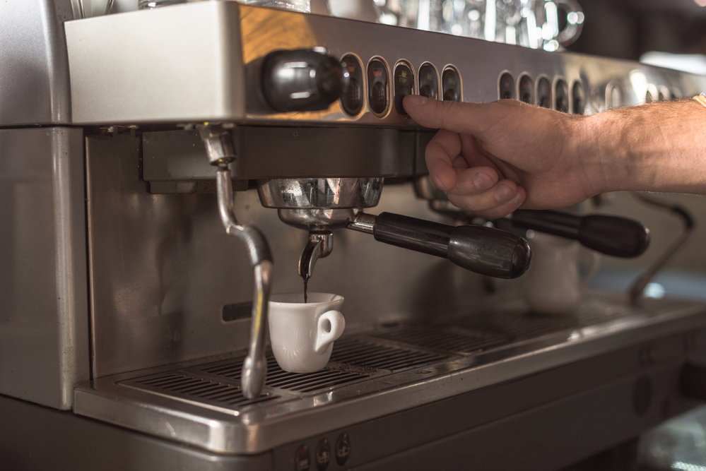 Czar Świtu : Odkrywamy Magię Kawy – Od Rośliny przez Proces Palenia aż po Twoją Kieliszek Pełną Aromatu.